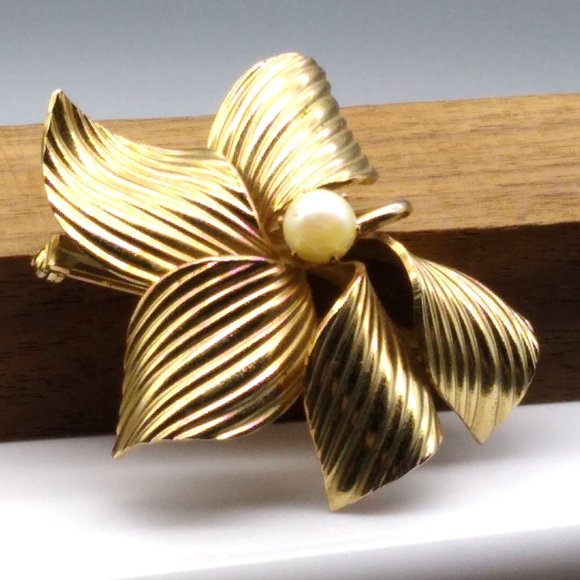 Vintage Golden Flower Brooch with Ridged Petals and Elegant Pearl Center, Modern - Picture 3 of 4